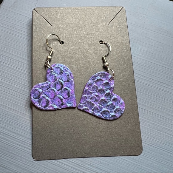 Handmade color shift purple flash leather snake print heart dangle earrings - Picture 1 of 6